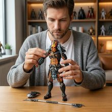 Figurine predator clan leader orange et noir avec armure détaillée debout sur table en bois