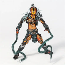 Figurine predator clan leader avec visage jaune et noir, armure orange et vert foncé et deux queues fouet bleu-vert