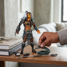 Figurine predator clan leader avec armure orange et noire détaillée et dreadlocks argentés texturés segmentés
