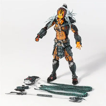 Figurine predator clan leader en armure orange et noir avec casque détaillé, marquages tribaux et armes variées autour