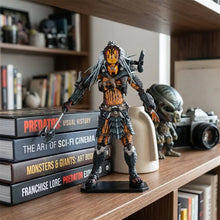 Figurine predator clan leader orange et noir avec armure détaillée et visage menaçant sur support d exposition