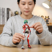 Figurine shojo-hatsudoki cyborg runner armure rouge et blanc avec cheveux verts et baskets noir et blanc