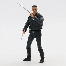 Figurine terminator noire en tenue tactique avec deux armes à lame argentée tirée de judgment day