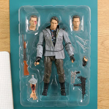 Figurine terminator t-800 articulée gris et noir dans un emballage plastique avec têtes et accessoires interchangeables