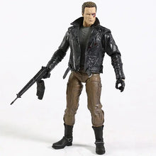 Figurine terminator t-800 articulée en cuir noir avec pantalon marron et bottes noires tenant un fusil