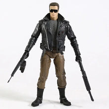 Figurine terminator t-800 en cuir noir avec lunettes et pantalon marron tenant deux fusils rifles