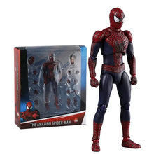 Figurine the amazing spider-man en plastique articulée rouge et bleue avec costume détaillé motif toile d’araignée