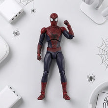 Figurine the amazing spider-man rouge et bleu marine avec articulation et motif toile détaillé pour collection