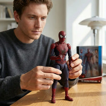 Figurine the amazing spider-man rouge et bleu avec motif de toile détaillé articulations articulées et masque classique