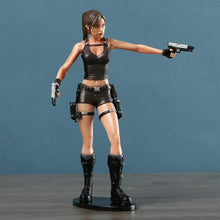 Figurine tomb raider underworld de lara croft en plastique noir avec tenue tactique et double pistolet sur socle rond