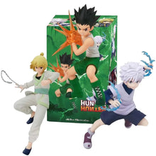 Figurines hunter x hunter vertes et blanches avec socle d’exposition présentant trois personnages en poses dynamiques