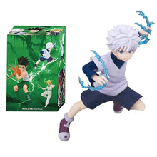 Figurine hunter x hunter cheveux blancs en pose dynamique avec effets bleus et socle d’exposition socle d’exposition