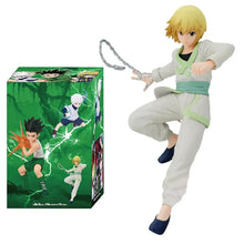Figurine hunter x hunter avec personnage blond en pose dynamique tenant chaîne argentée sur socle d’exposition