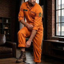 Déguisement fire force homme combinaison orange avec détails noirs et patchs tokyo f.s manches et poignets retroussés