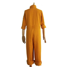 Combinaison orange fire force homme en tissu lisse avec manches et poignets retroussés et détails noirs visibles