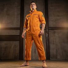Déguisement fire force homme combinaison orange avec manches retroussées et détails noirs visible de face