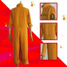 Combinaison orange fire force homme en tissu jaune moutarde avec patchs brodés noirs et détails noirs sur la manche