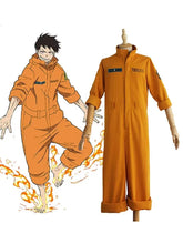 Mannequin présentant une combinaison orange fire force homme avec tokyo jets brodé et détails noirs aux manches
