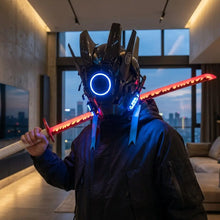 Masque futuriste lumineux noir avec visière circulaire bleue et épée rouge éclairée pour futuriste lumineux halloween