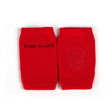 Genouillères souples pour bébé rouges avec patch antidérapant et broderie kids socks aux dimensions annoncées 8 × 11 cm adaptées pour déguisement carnaval