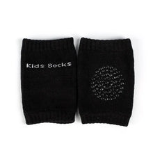 Genouillères souples noire en maille avec grip texturé sur le côté et mots kids socks brodés blanc dimensions annoncées 8x11 cm