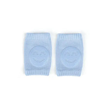 Genouillères souples pour bébé en tricot bleu clair avec dimensions annoncées de 8 × 11 cm et motif smiley pour déguisement carnaval
