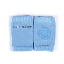 Genouillères souples bleues claires en maille avec patch antidérapant et broderie kids socks aux dimensions annoncées 8 × 11 cm pour déguisement carnaval bébé