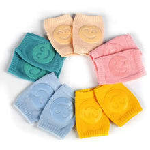 Genouillères souples pour bébé en tricot coloré avec smileys pastels aux dimensions annoncées 8 × 11 cm idéales pour déguisement carnaval