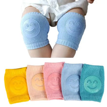 Genouillères souples pour bébé en tricot bleu clair avec smiley brodé dimensions annoncées 8 × 11 cm pour déguisement carnaval
