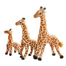 Peluche girafe réaliste 48 ou 60 cm en tissu doux marron et crème avec sabots noirs en famille