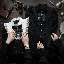 Ensemble gothique lolita femme avec blouse noire en dentelle, col blanc à volants et croix argentées comme ornement
