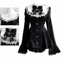 Ensemble gothique lolita femme avec corset noir, col et poignets en dentelle blanche, nœud noir et charms croix argentées