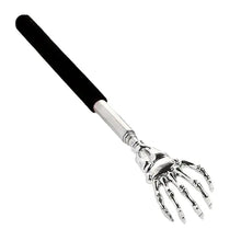 Gratte-dos main squelette argenté avec poignée noire en grip pour massage et soulagement dorsal