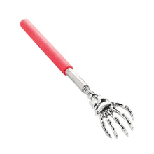 Gratte-dos main squelette télescopique avec poignée rouge et design chrome métallique en forme de main squelette