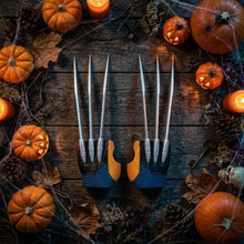 Une paire de griffes de super-héros halloween en pvc 33 cm avec lames argentées et poignées noires et jaunes pour cosplay à taille héroïsme sauvage