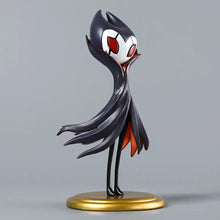 Figurine hollow knight grimm noir et blanc aux yeux rouges sur socle doré dans boîte illustrée de 20 cm