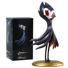 Figurine hollow knight grimm 20 cm en noir et blanc avec yeux rouges cape noire à bord orange socle doré boîte illustrée