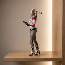 Figurine harley quinn suicide squad 28 cm avec finition peinte détaillée pigtails bleu et rouge tenue rouge et blanche