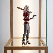 Figurine harley quinn suicide squad 28 cm avec veste rouge, collants noir et blanc, bottes à talons, batte et revolver