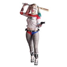Figurine harley quinn suicide squad 28 cm en tenue blanche rouge et bleue avec bas résille et bottes noires et blanches