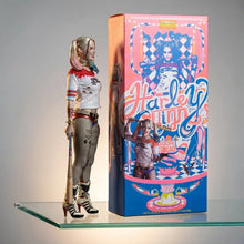Figurine harley quinn suicide squad 28 cm en échelle 1/6 avec top blanc et rouge usé, leggings en maille noire et batte de baseball