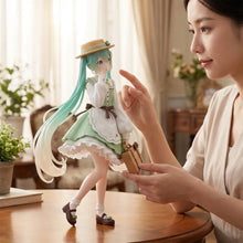 Figurine hatsune miku bandai 18 cm en tenue de maid vert menthe et blanc avec cheveux longs teal, chapeau de paille et boîte en bois
