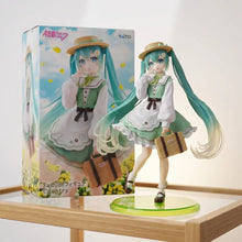 Figurine hatsune miku bandai 18 cm en robe champêtre verte et blanche avec longs cheveux teal et chapeau de paille fleuri