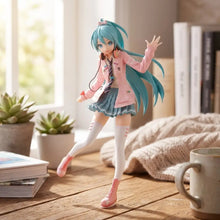 Figurine hatsune miku fashion bandai 23 cm avec cheveux turquoise portant veste rose jupe bleue et chaussettes blanches