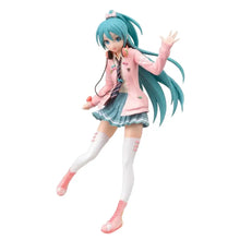 Figurine hatsune miku fashion bandai 23 cm avec cheveux teal, veste rose, jupe bleue et chaussettes blanches hautes
