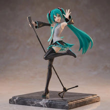 Figurine hatsune miku project diva 15th ver de 18 cm avec cheveux teal vibrants et tenue argentée posée sur base en marbre noir