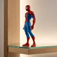 Figurine articulée héros araignée rouge et bleue avec motif toile classique sur étagère en verre