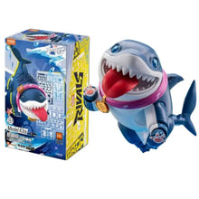 Figurines super heros rivals à construire kit à assembler requin bleu et blanc avec col rose langue rouge et médaille dorée