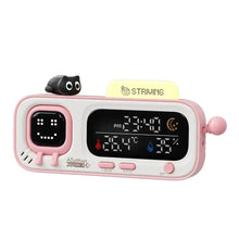 Horloge numérique de bureau rose et blanche format allongé avec batterie rechargeable et figurine chat noir sur le dessus