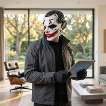 Masque horreur halloween joker blanc et noir avec accents rouges, sourire menaçant et design perforé